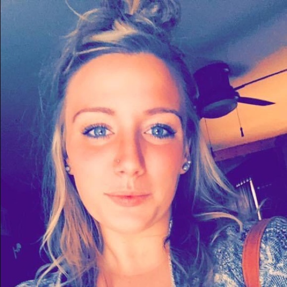 Meet your Posher, Trisha Mae 🦋 - Picture 2 of 3